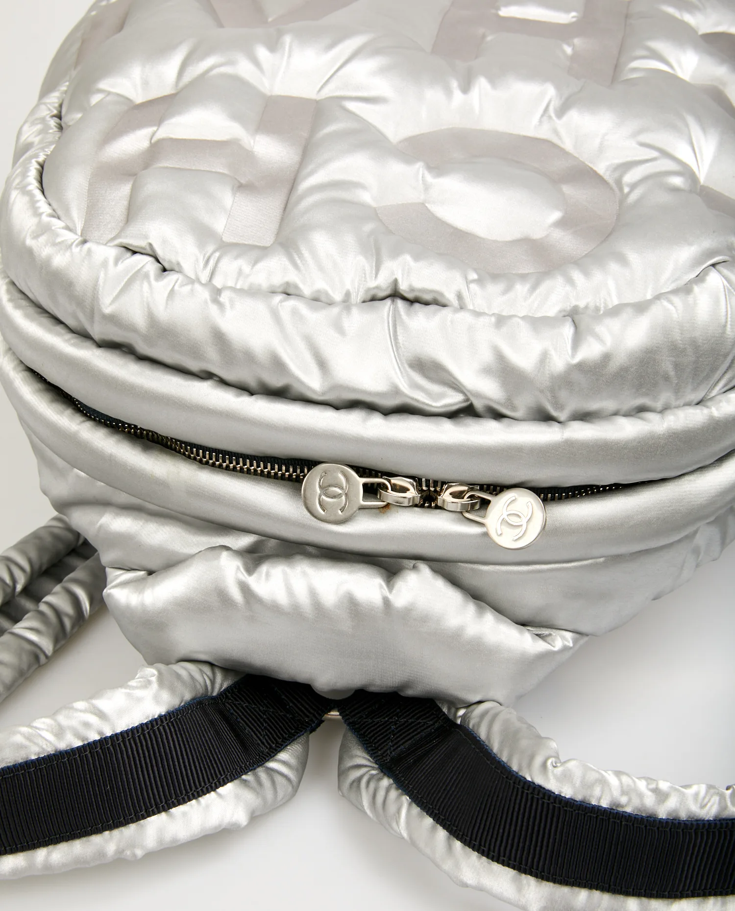 Sac à dos Chanel argent collection Espace Aérien Chanel – Image 8